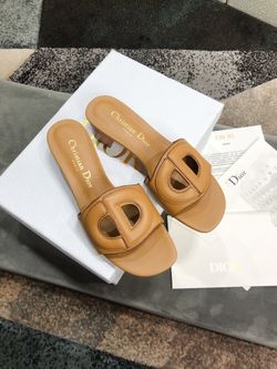 A pair of women's classic versatile slippers