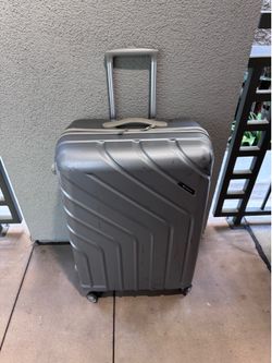 Carlton 31x20x11 Checked Spinner Suitcase Gray
