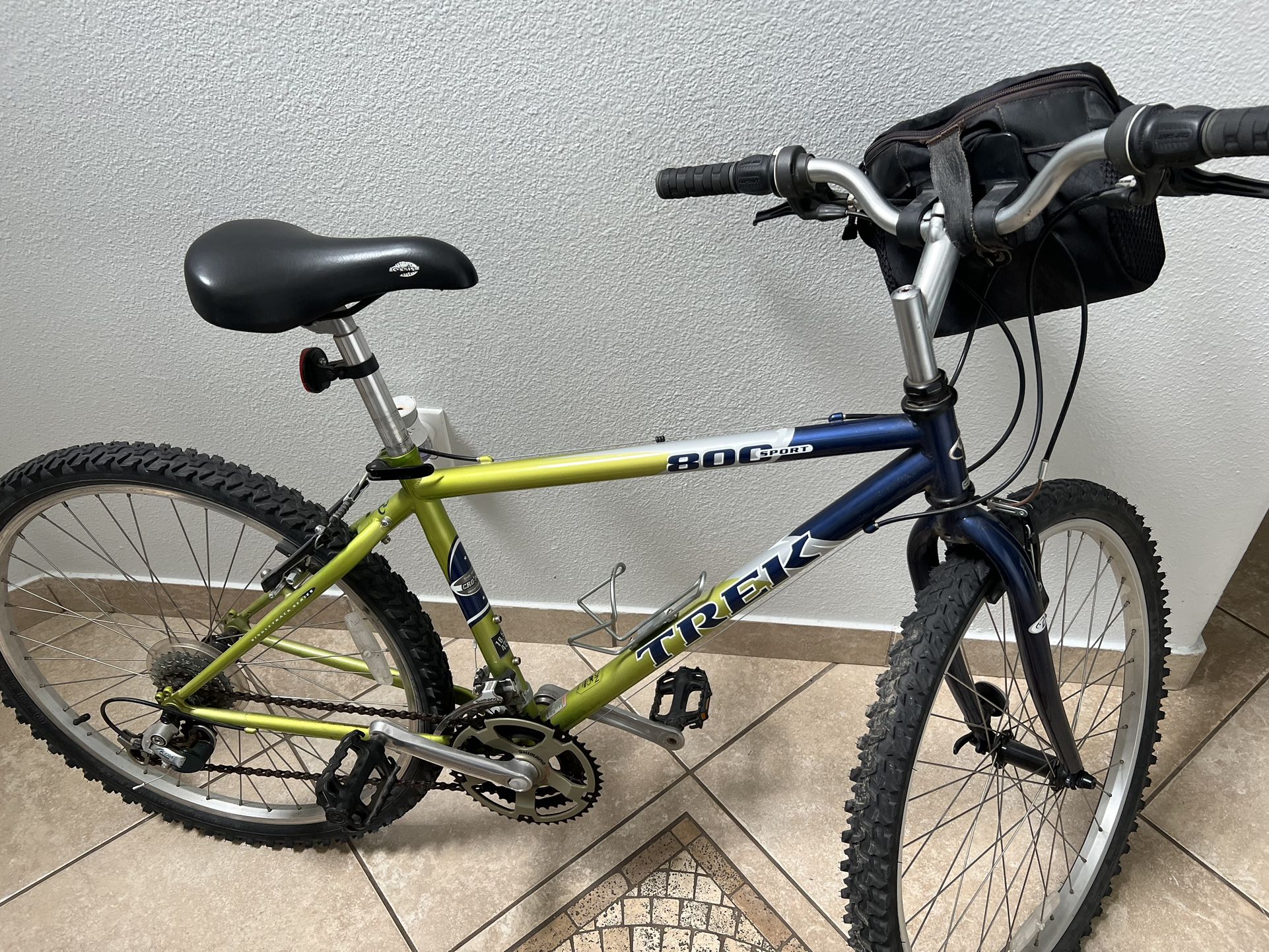 TREK 800 Sport 26 Inch Mountain Bike: Frame Size 16.5" : Green/Blue