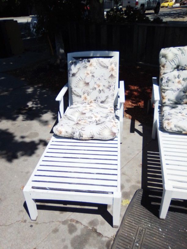 Wooden Vintage Lawn Chairs 