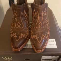 Ariat Dixon