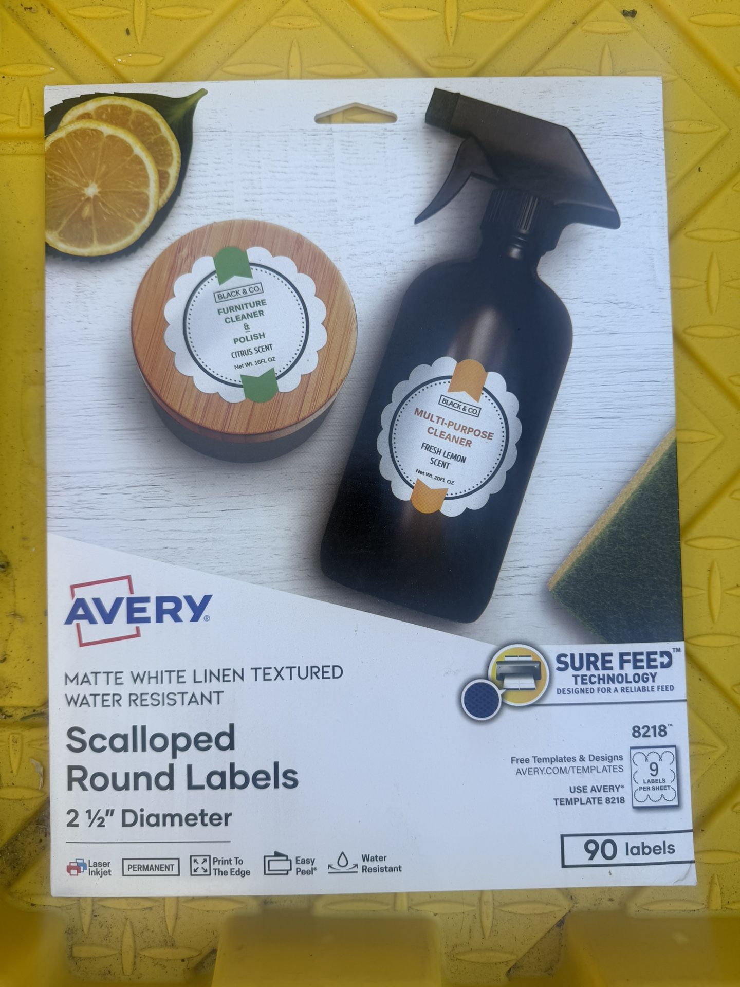 Avery Scalloped Round Labels – 90 count (8218)