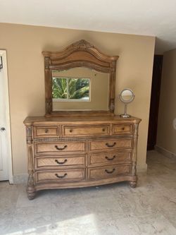 Kevin Charles fine furniture 2 pieces dresser and mirror