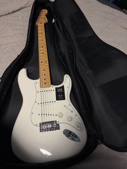 Fender Player Stratocaster Guitar in Polar White
