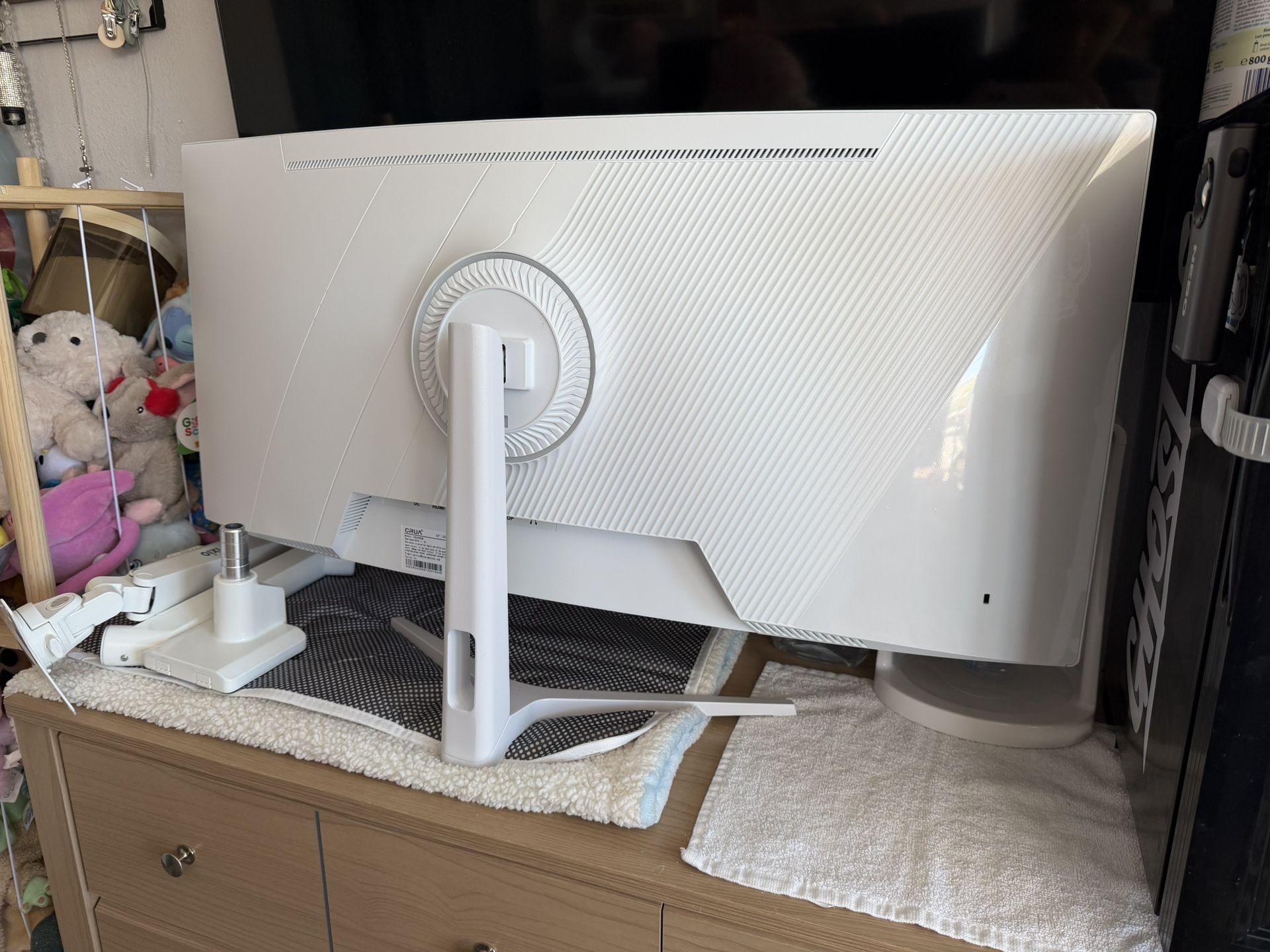 white ultrawide monitor 165hertz 34” + monitor mount