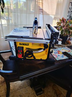 Dewalt 15Amp Corded 8-1/4 in. Compact Portable Jobsite Tablesaw (missing Miter gauge)