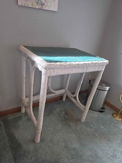 Wicker Side Table Endtable Plant Table with Green Top