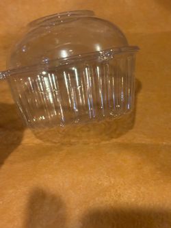 Clear Plastic Individual Cupcake Holders over 100 Preowned Excellent condition. Pet & Smoke Free Home. Clear plastic individual cupcake containers