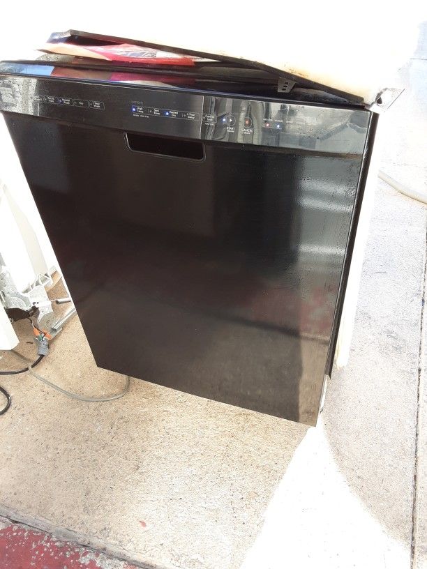Black Kenmore Dishwasher With Stainless Steel Tub In Good Working Condition