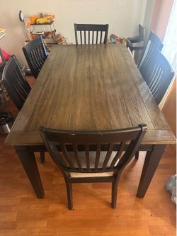 Dinner table with 6 chairs