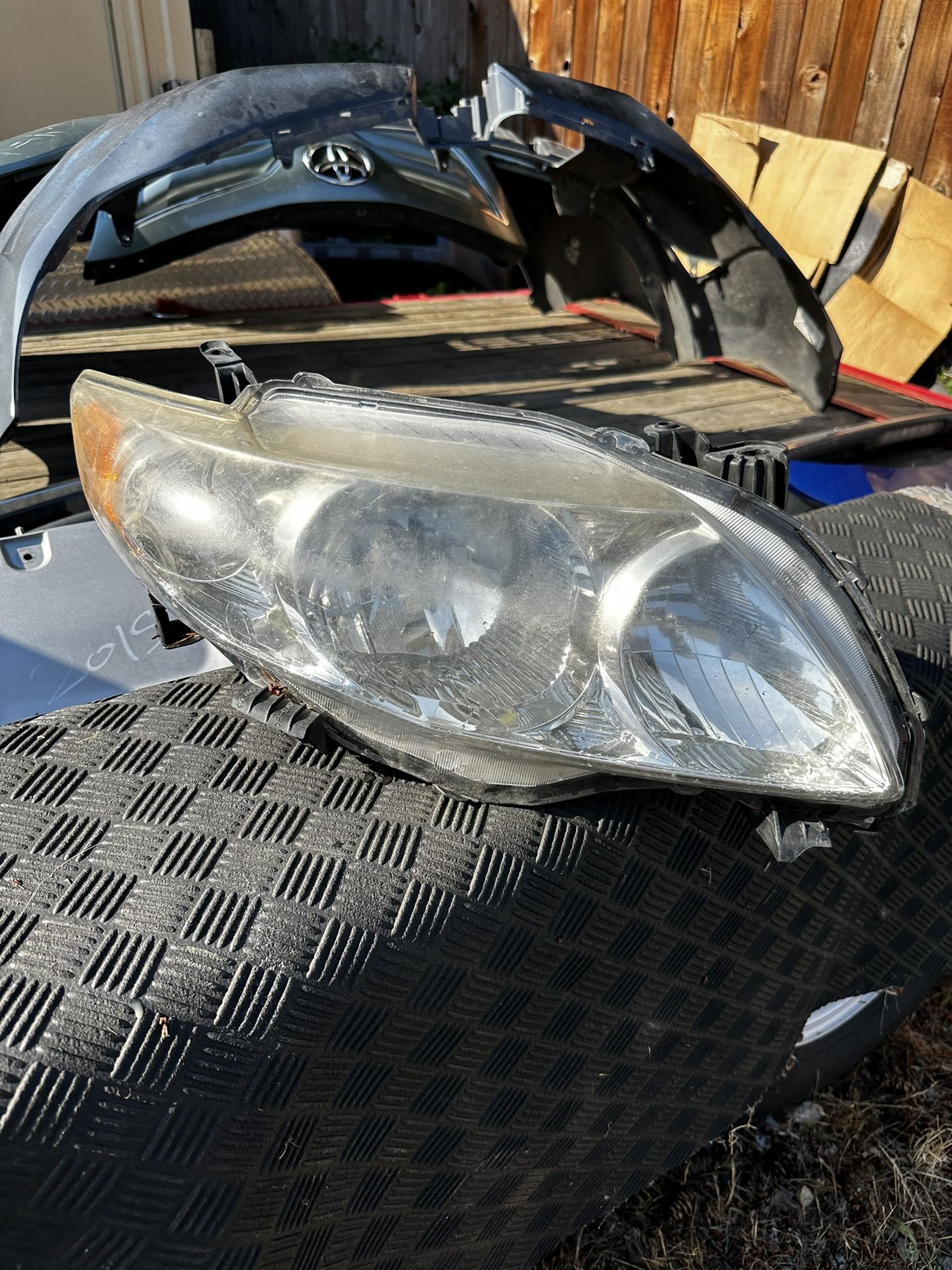 2009-10 Toyota Corolla Passenger Side Headlight 