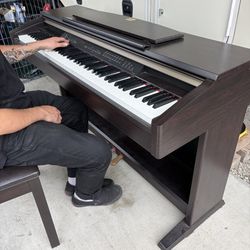 Yamaha Clavinova CLP-130 Digital Piano w/ Benc