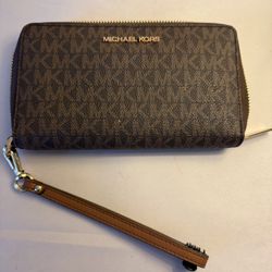 Michael kors wristlet full zip lots of pockets women’s wallet purse