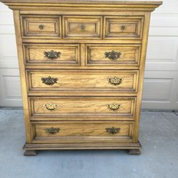 Thomasville Tall Chest Of Drawers Dresser With Dovetail Construction And Dust Lining Between Each Drawer. Older Antique Piece
