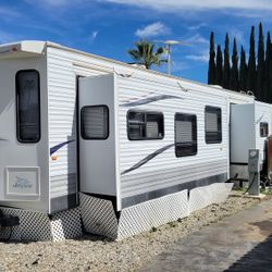park model 2011 jayco 40 foot .. 2 slides