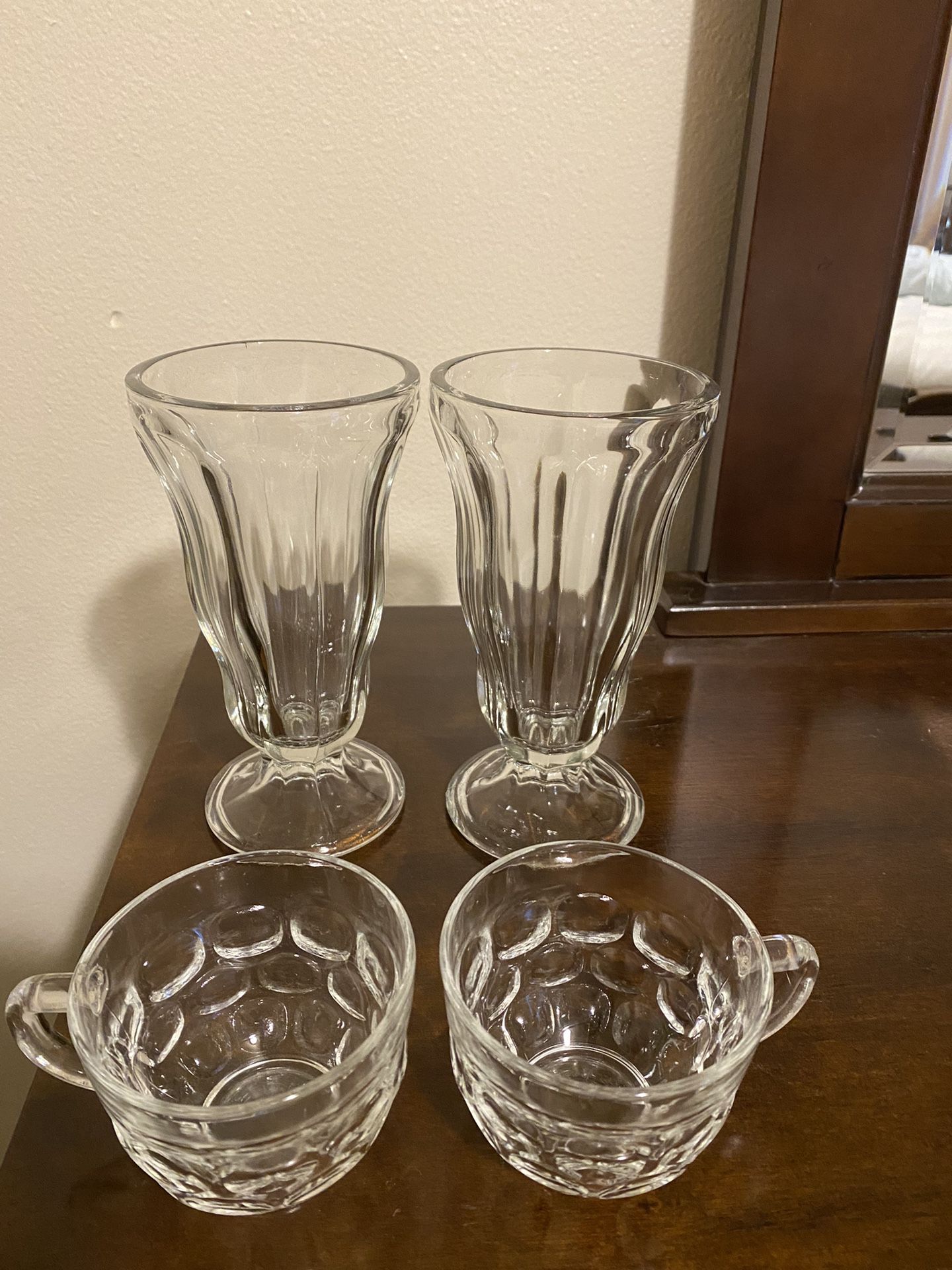 2 Cocktail  Glasses  and  2 Glass  Cups.