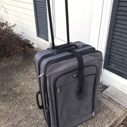 Nice Roll Around 27 Inch Luggage With Extension Handle Only $30