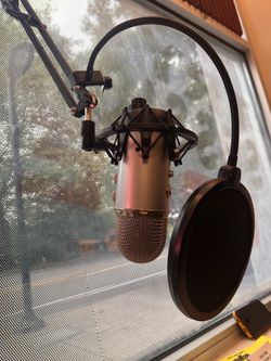 Podcaster Yeti microphone with pop cover and boom arm. Podcast Yeti microphone with pop cover and boom arm