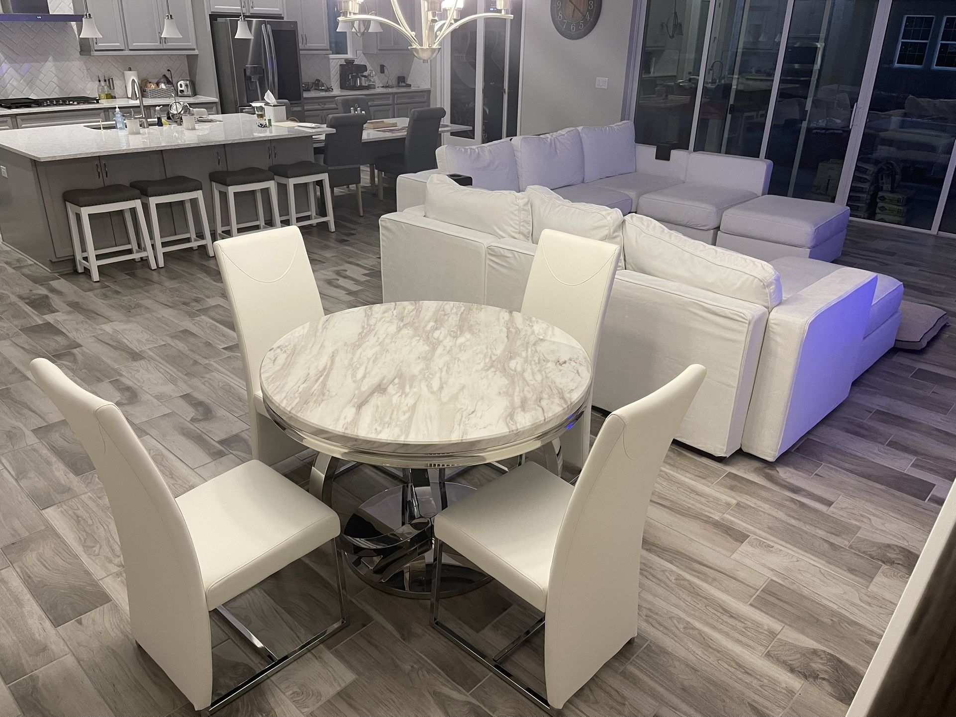 Dinning room Table For sale With 4 Chairs