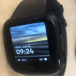 Fitbit Versa W/ Charger And Band