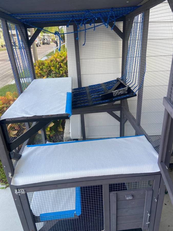 Calf house for sale, excellent condition 31” x 30” x 64”