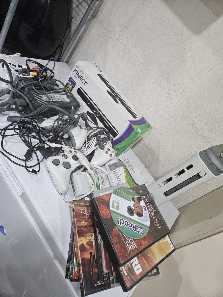 X-BOX 360 Console With Kinect And 3 Remote Controllers / DVDS