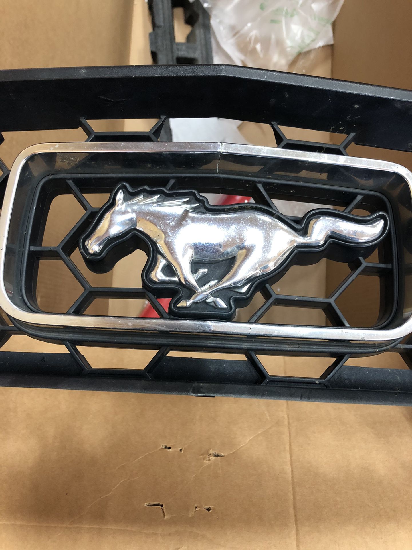 2009 Ford Mustang V6 upper grille with functioning fog lights