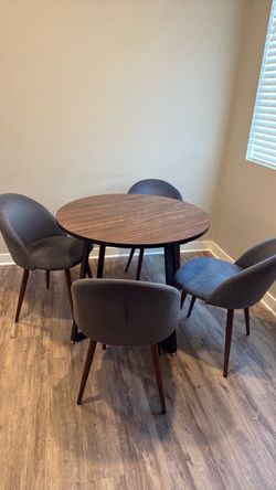 Round dining table and 4 dining chairs