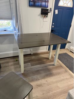 Foldable dining table