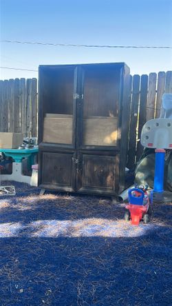Hutch need gone glass broke real heavy but if u fix up could look amazing