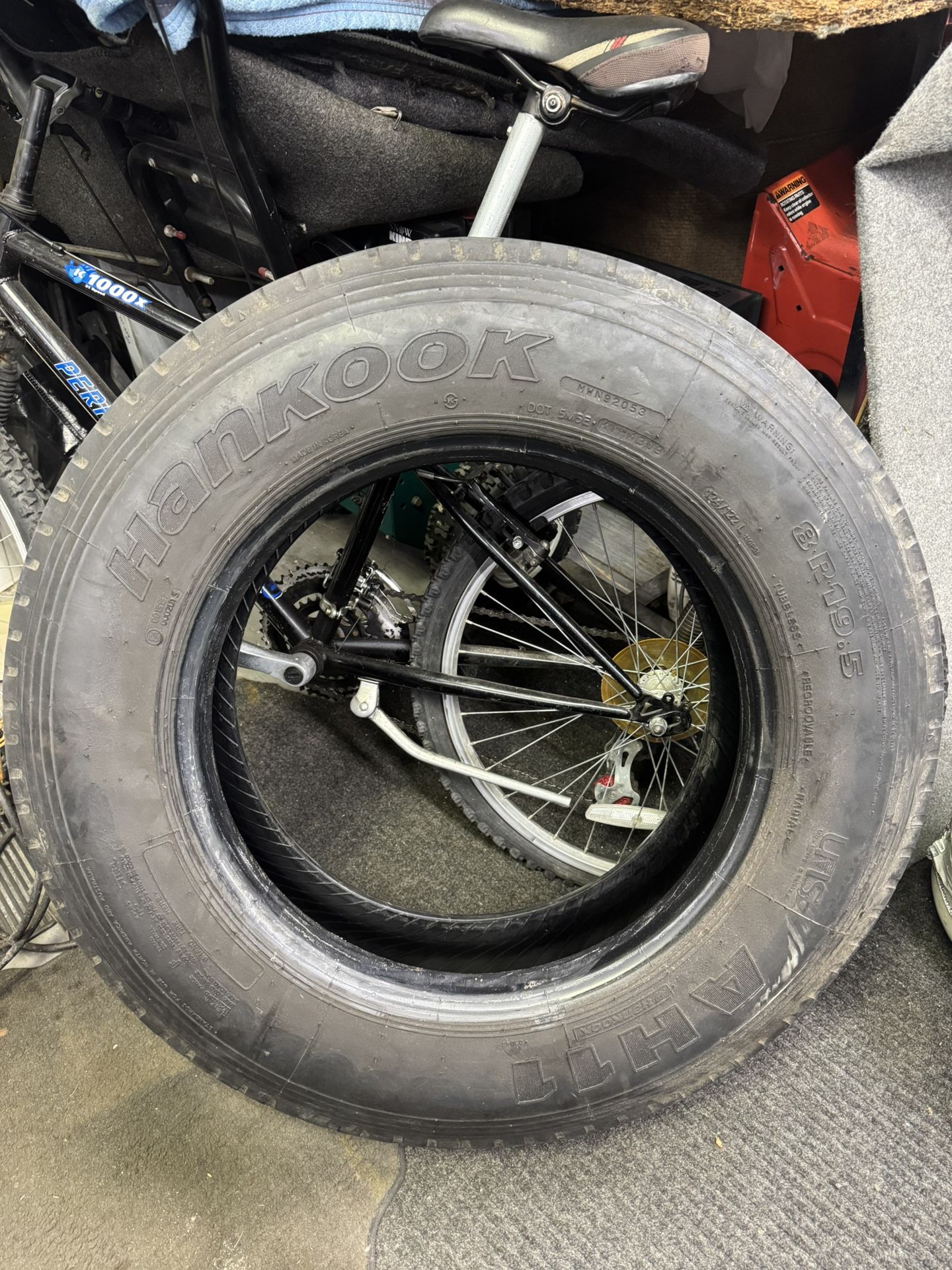 Hankook AH11 Tire R 19.5. 124/122 L