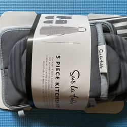 Sur La Table apron an oven mitt set.