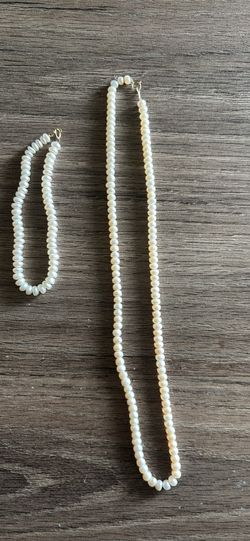 Freshwater pearl with 10 k gold clasp necklace and bracket