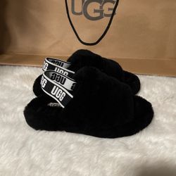 KIDS SIZE 1 UGG SLIDES 