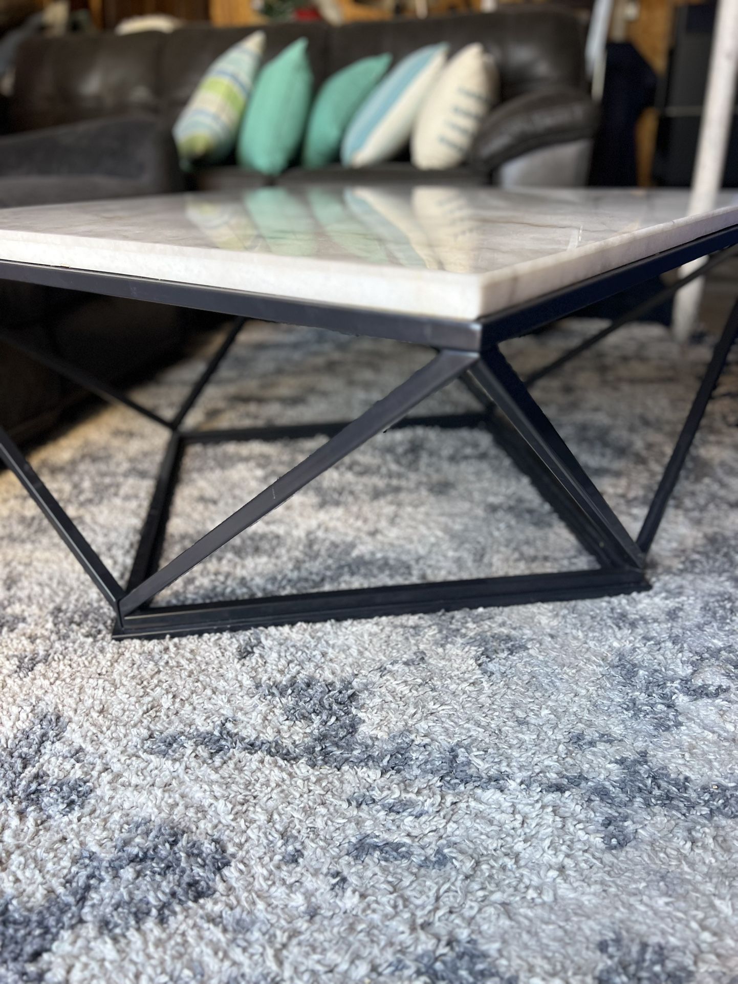 Avyon Coffee Table D35x35"H18"