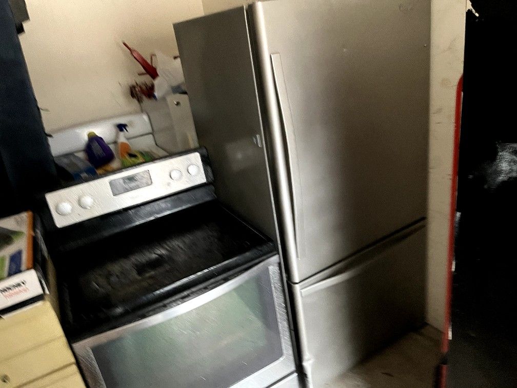 Whirlpool French Style Fridge And Stove Set
