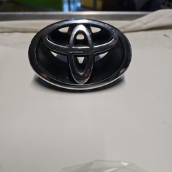 00-02 COROLLA FRONT GRILLE Emblem Chrome