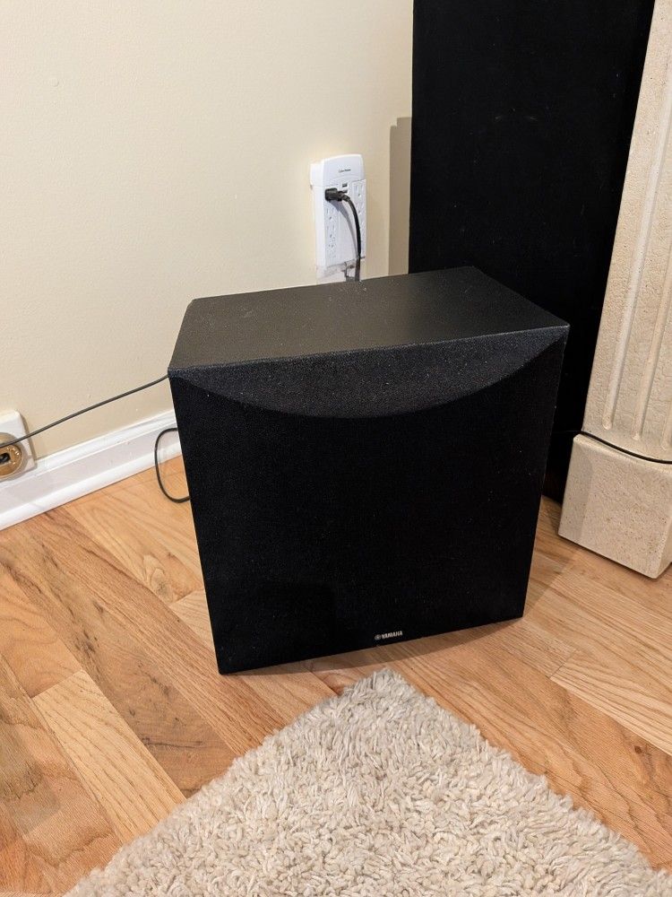 Yamaha NS-SW100 Powered Subwoofer – 10” Woofer, Excellent Condition