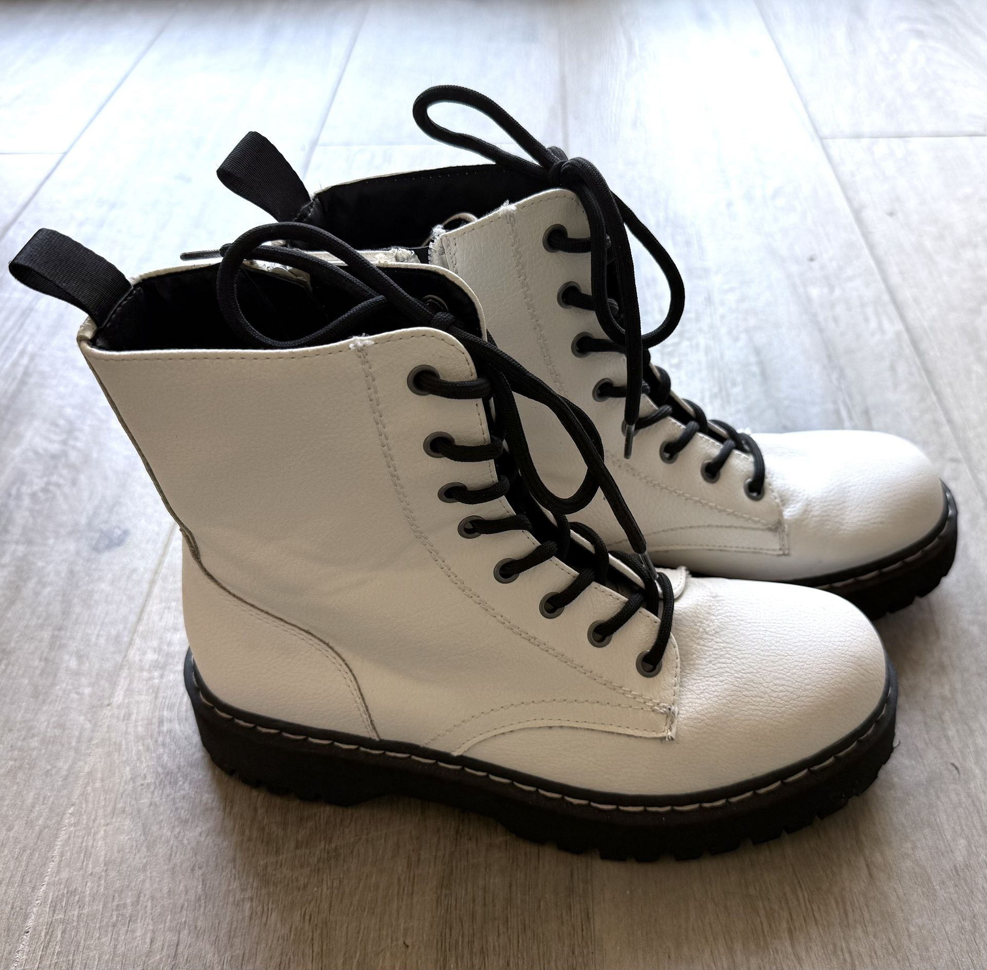 Women’s Leather White Boots (7.5 medium)