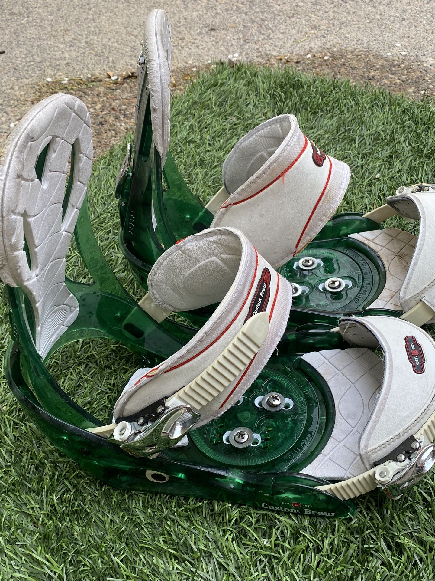 burton brew snowboard binding BURTON SNOWBOARD BINDINGS CUSTOM BREW BINDINGS HEINEKEN EDITION RARE for  Sale in Las Vegas, NV