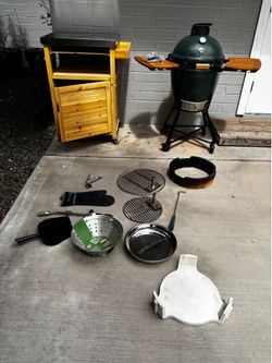 Medium Big Green Egg with tons of accessories!