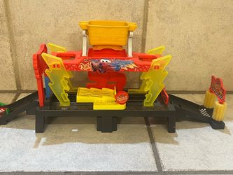 Disney Pixar Cars Lightning McQueen Rust-eze Playset