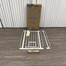 $25 #3076 (36” Tall x 29-36.5” wide) Carlson safety gate with cat door in the gate