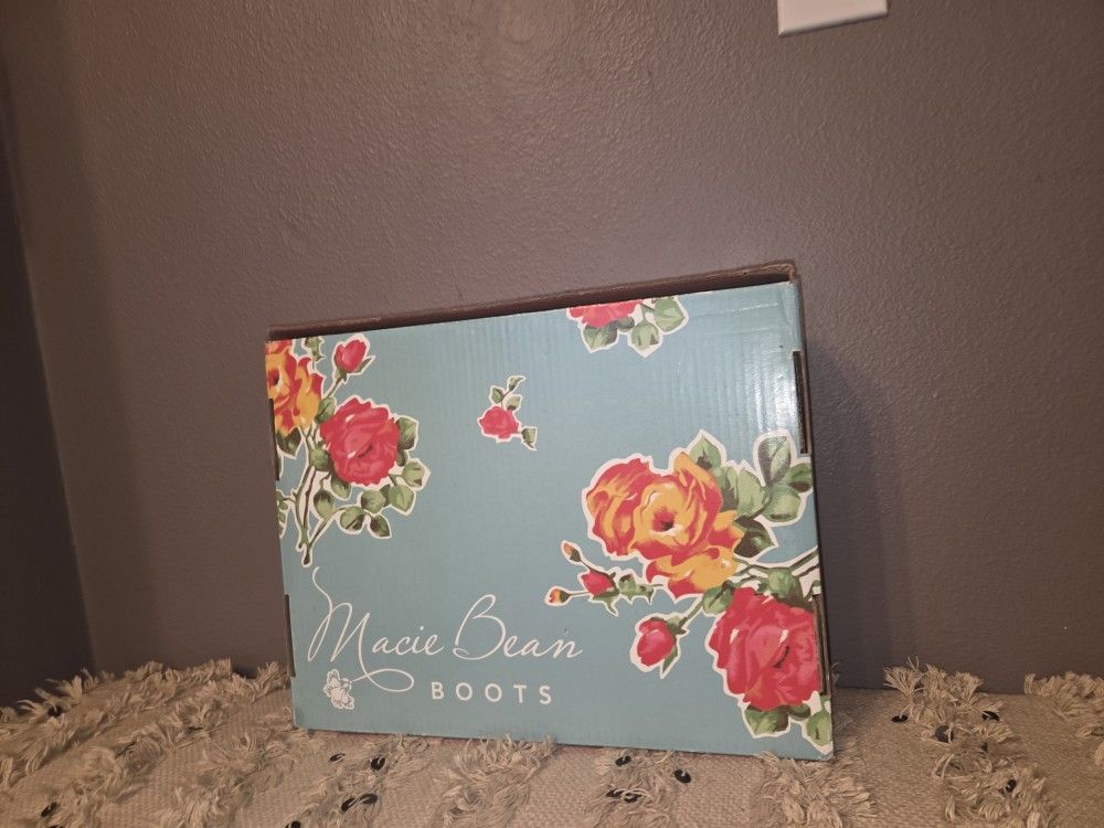 Marie Bean Roper Boots S7.