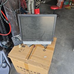 Dell Lcd Monitor With Sprakers 17 Inch 