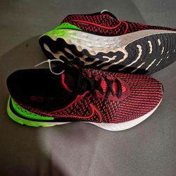 Nike running tennis shoes