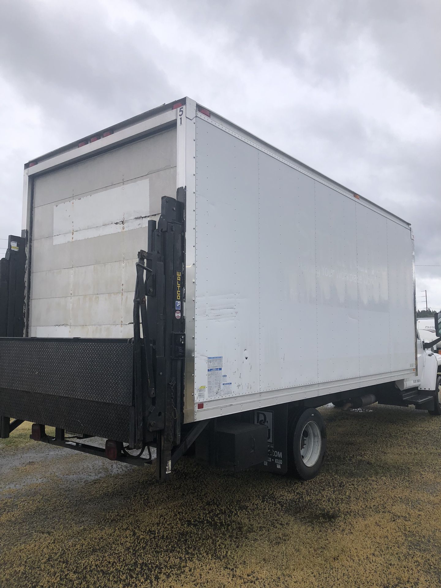 20’ Dry Box With Liftgate 