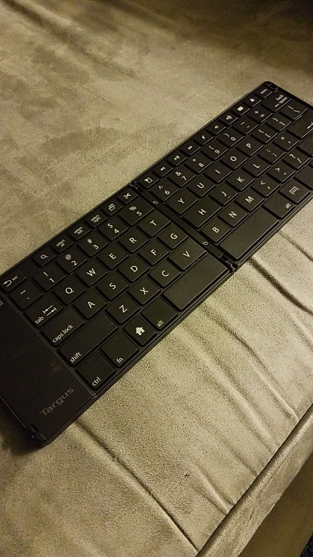 Portable bluetooth keyboard