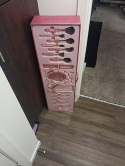 30 Piece GLITZ AND GLAM MAKE UP COLLECTION