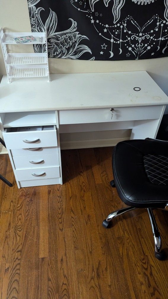 White Desk and chair